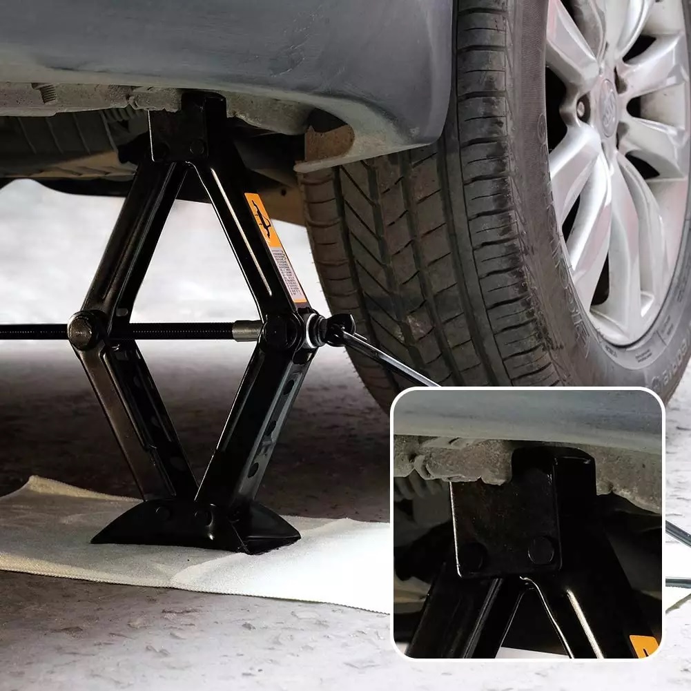 Bộ kích gầm oto 1 tấn, dễ dàng thao tác khi xe gặp sự cố, sản phẩm có độ an toàn cao với khung sắt chắc chắn