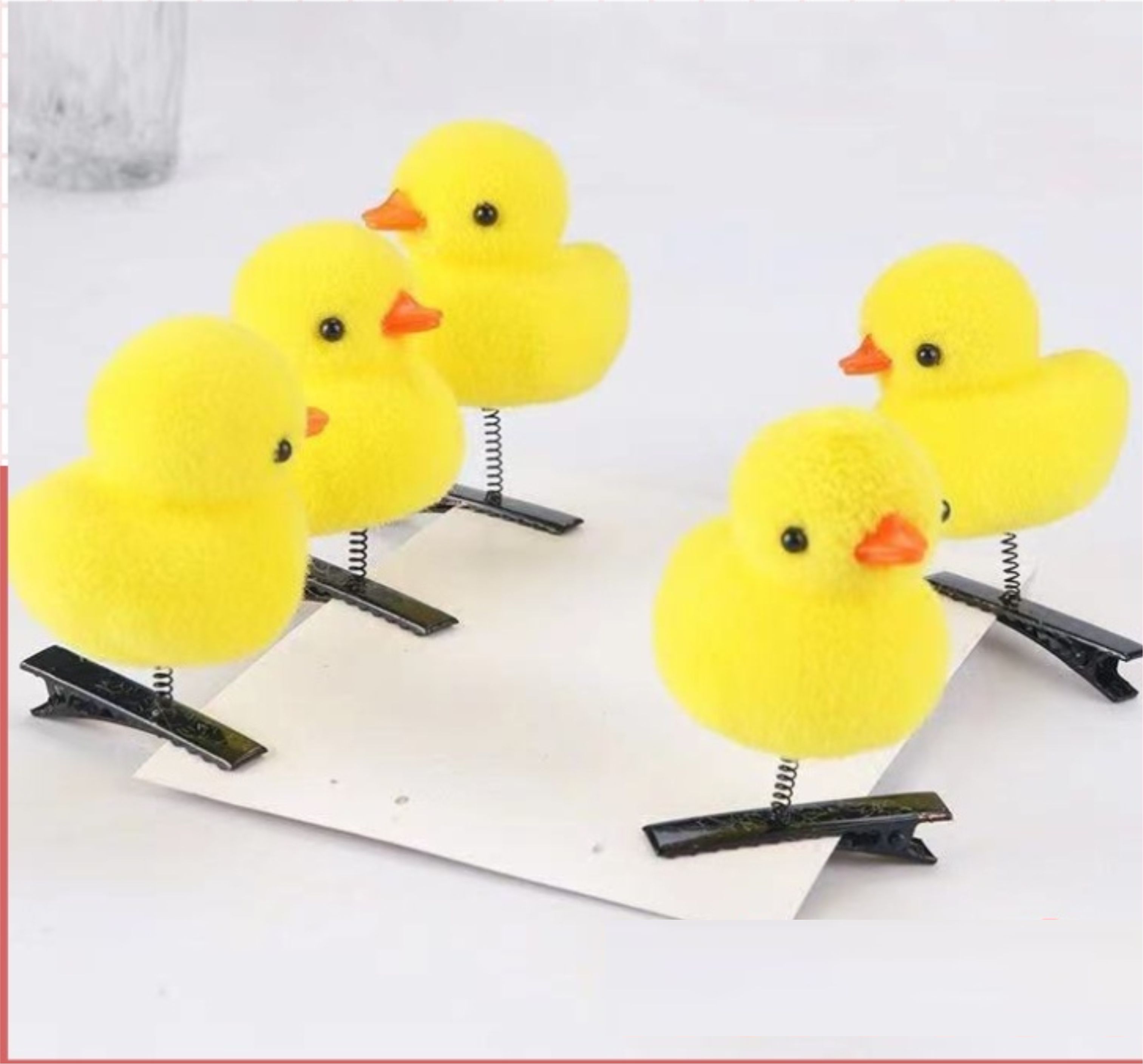 Kẹp tóc mái cho bé gái có 2 mầu vịt vàng và mầu tim đỏ cho bé gái