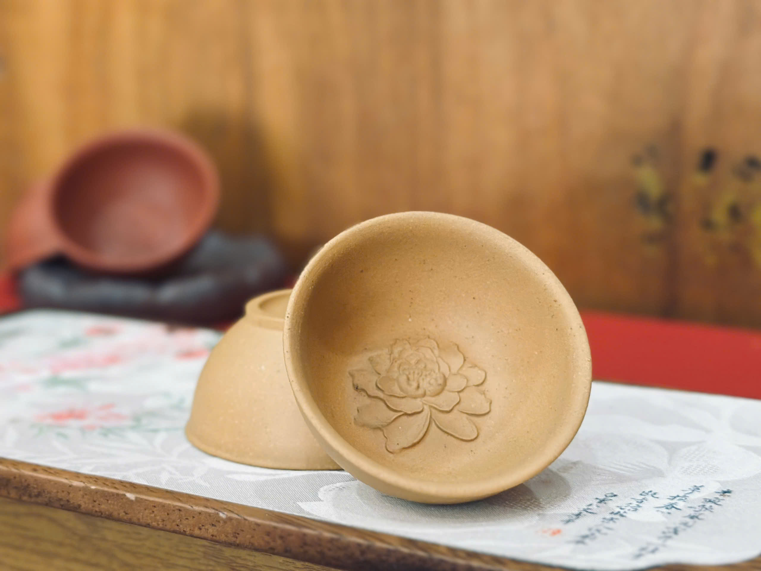 CHÉN TỬ SA KHẮC NỔI HOA SEN DƯỚI ĐÁY - DUNG TÍCH 45 ML - YIXING CUP
