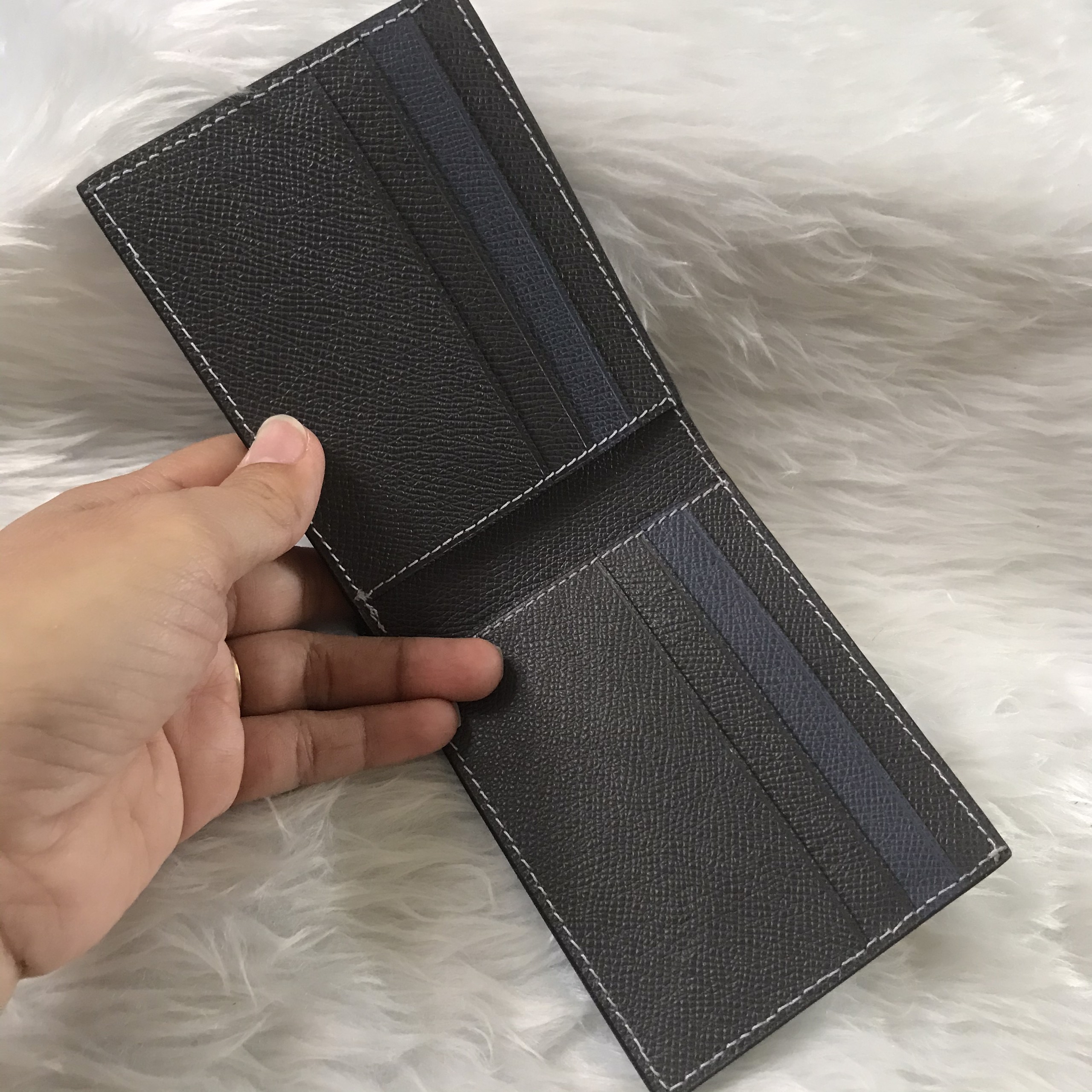 VÍ DA BÒ MÀU XÁM TÔNG ĐẬM MAY CHỈ NỔI MÀU TRẮNG