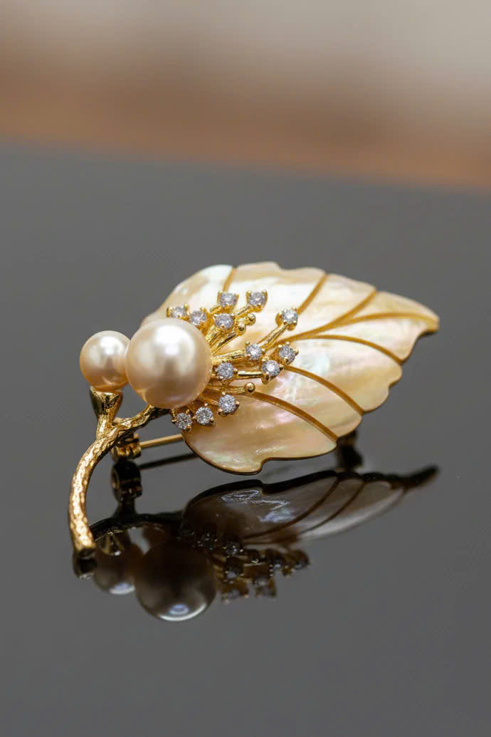 Trâm Cài Áo Vest, Áo Dài Xà Cừ Đính Ngọc Trai Baroque Hình Chiếc Lá thời trang thiết kế Hity ACC413