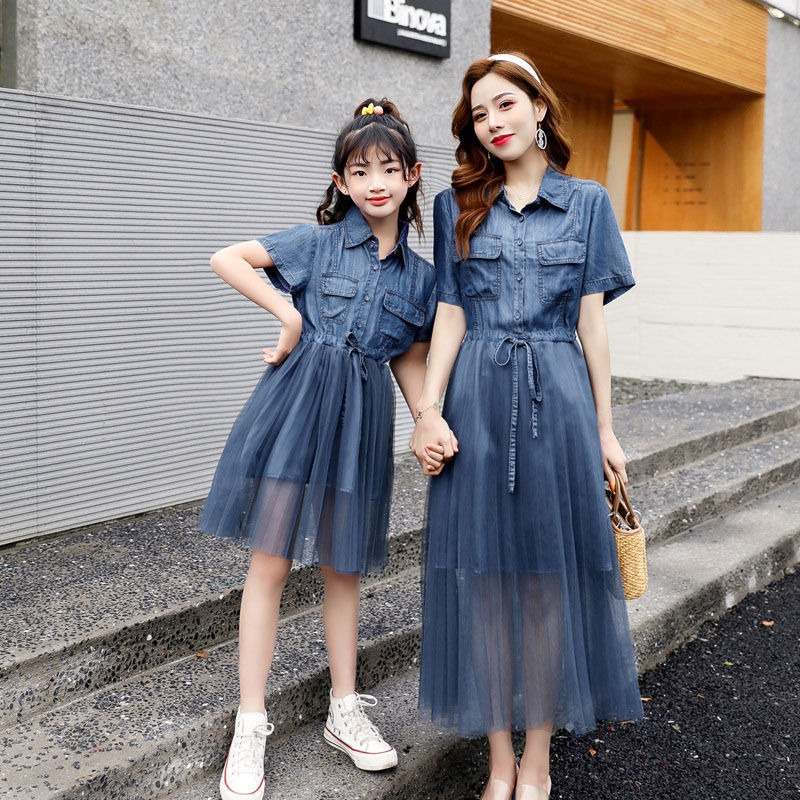 Áo đôi mẹ và con gái làm từ vải denim kết hợp vynylon