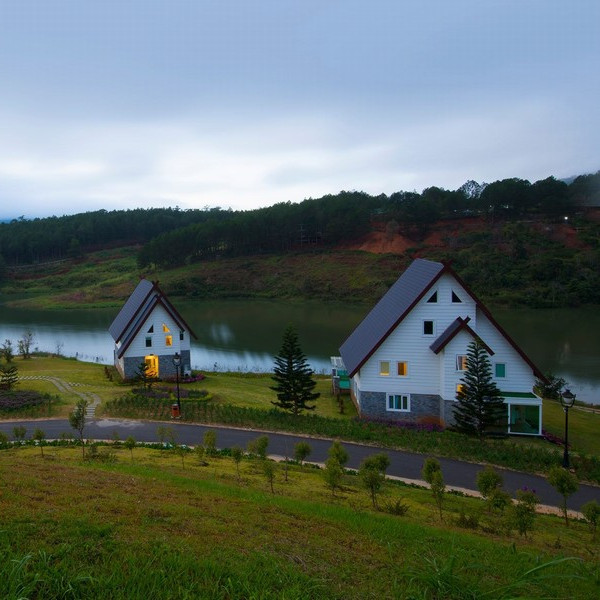 Đà Lạt Wonder Resort 4* - Buffet Sáng, Hồ Bơi Vô Cực, Xe Đưa Đón Trung Tâm, Miễn Phí Tham Quan Vườn Dâu, Vườn Rau, Khách Sạn Bên Hồ Tuyền Lâm Cực Đẹp