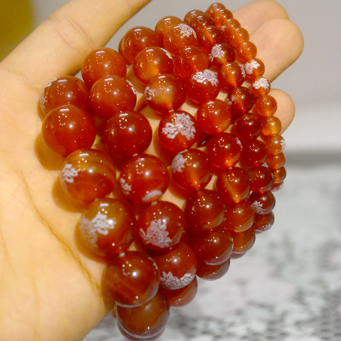 Vòng tay chuỗi đá mã não đỏ hoa sen trắng