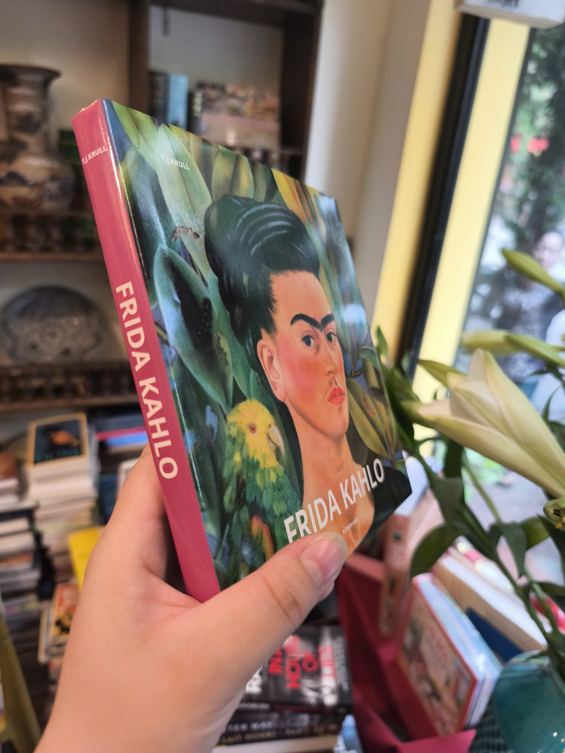 Sách - Frida Kahlo by T.J. Krull | Art &amp; Design/ Ngoại văn Bìa cứng Nhập khẩu UK / Nghệ thuật
