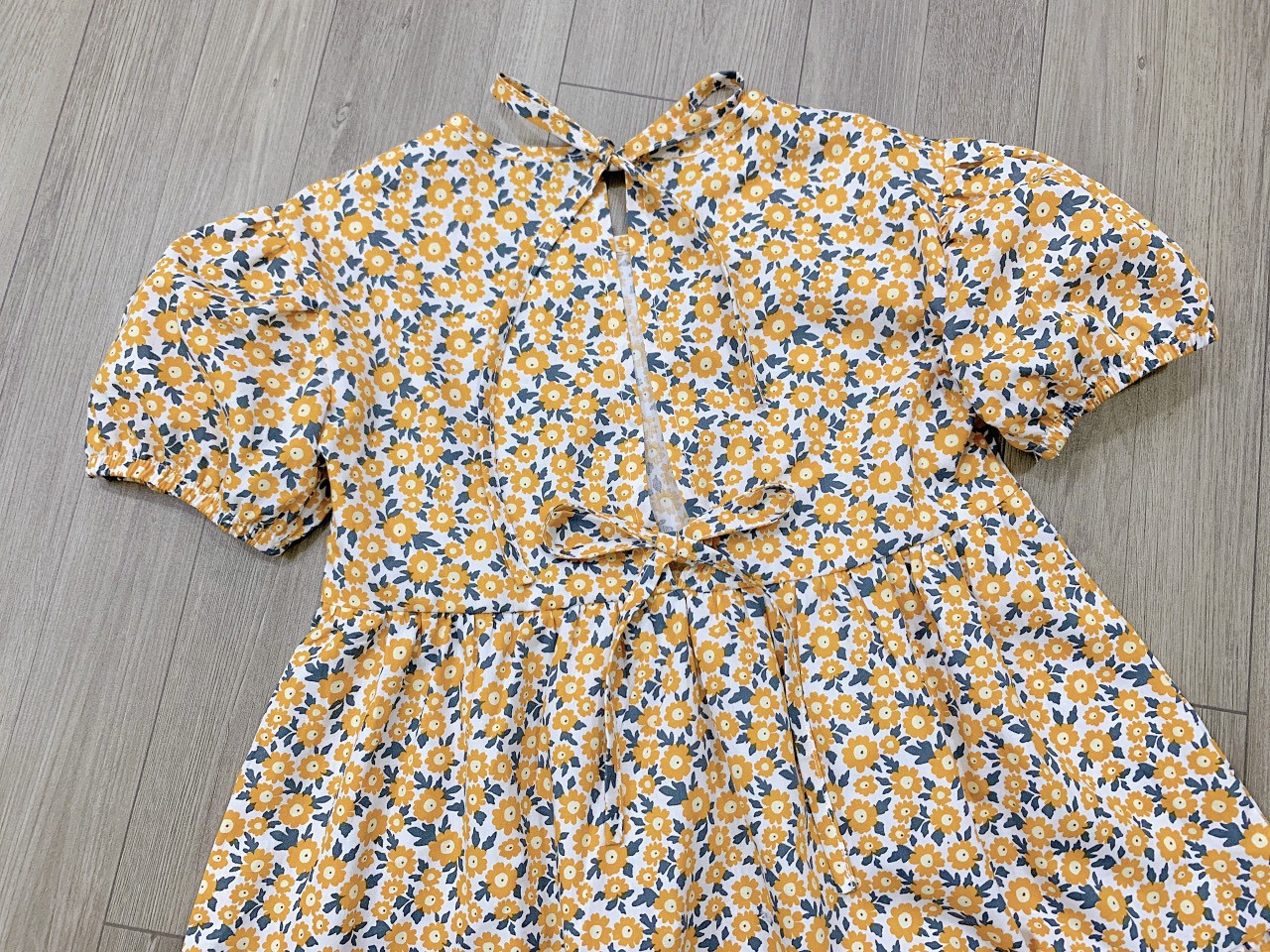 Váy hè cho bé gái 1-10 tuổi cộc tay hàng thiết kế hoa nhí vàng, Đầm babydoll trẻ em vải thô nhẹ thoáng mát