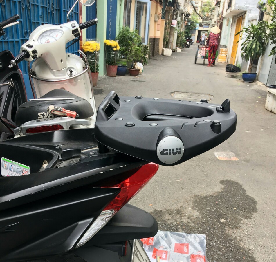 Thùng Givi E43NTL và baga SRV PCX, gối tựa lưng BE43N, bộ thùng xe PCX