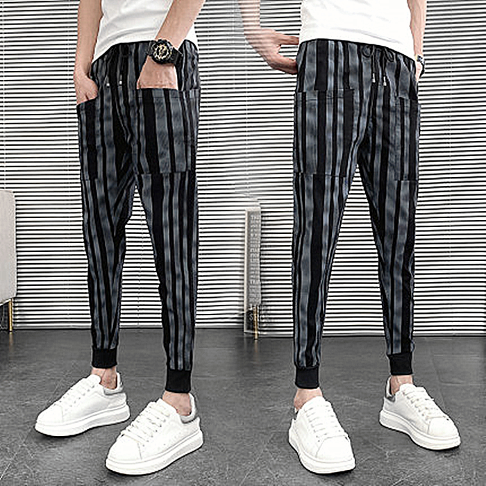 Quần jogger 9 phân thiết kế dạng sọc với 2 túi phía trước đầy năng động