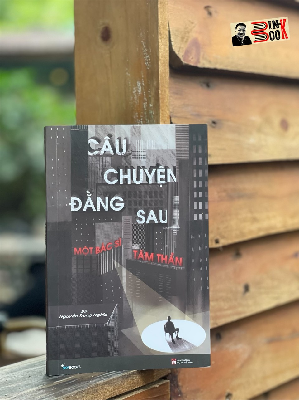 Câu Chuyện Đằng Sau Một Bác Sĩ Tâm Thần Bác Sỹ Nguyễn Trung Nghĩa - Az Viêt Nam - Nxb Phụ Nữ