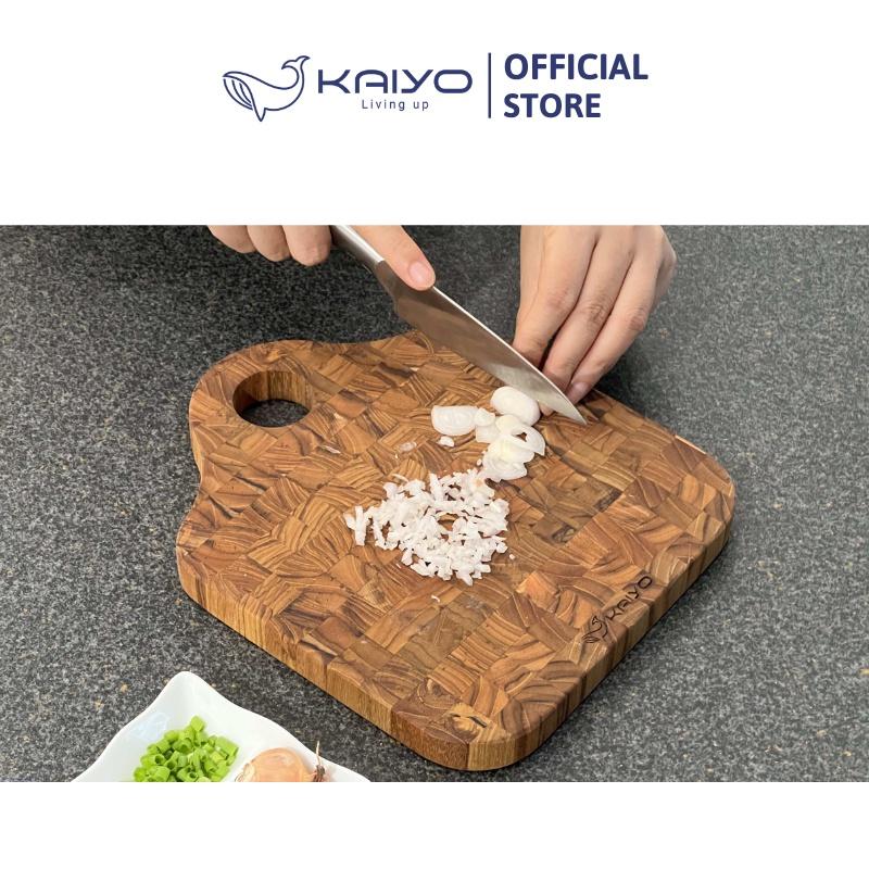 Thớt thái gỗ teak đầu cây KAIYO decor hình giỏ xách, kích thước 26 x 22 x 2cm