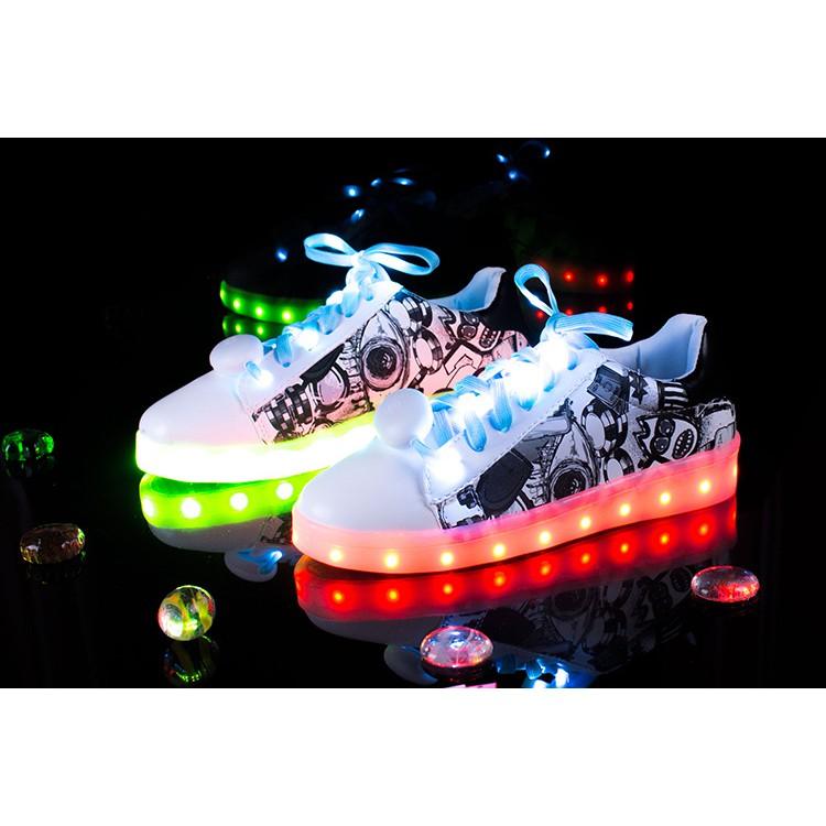 Giày PHÁT SÁNG MÀU TRẮNG HỌA TIẾT NỬA THÂN MÀU ĐEN SÁNG 7 MÀU TẶNG KÈM DÂY GIÀY PHÁT SÁNG (kèm ảnh