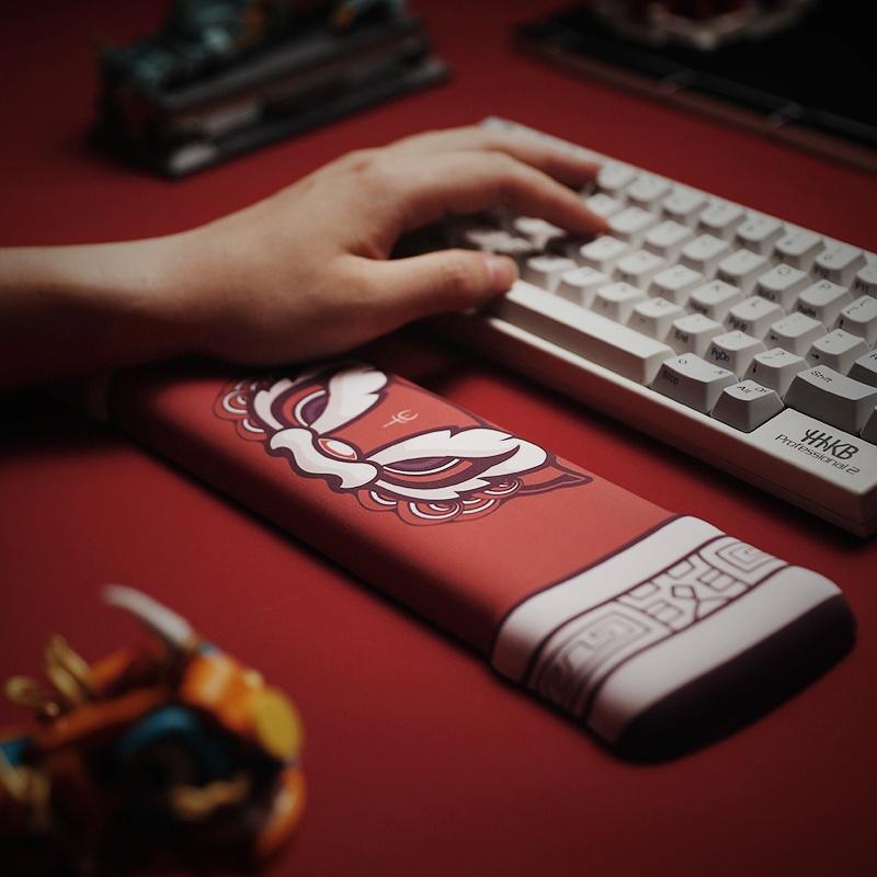 Đệm đỡ cổ tay bàn phím chơi game IKA, hình Lân màu đỏ, kê tay được làm từ xốp silicon và vải lụa sữa mềm mịnh