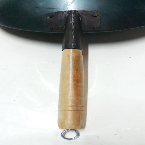 CHẢO THÉP 1 TAY CẦM CÁN GỖ ĐÃ TÔI ĐEN SẴN.