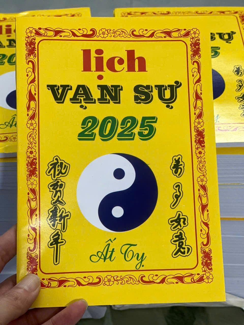 Sách - Lịch vạn sự Ất Tỵ 2025 - Chọn ngày lành tháng tốt