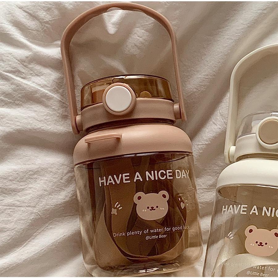 Bình nước cute hình gấu 1000ml dễ thương có quai xách và ống hút cô gái, bình đựng nước cho bé Gấu nâu be Ongvove BN