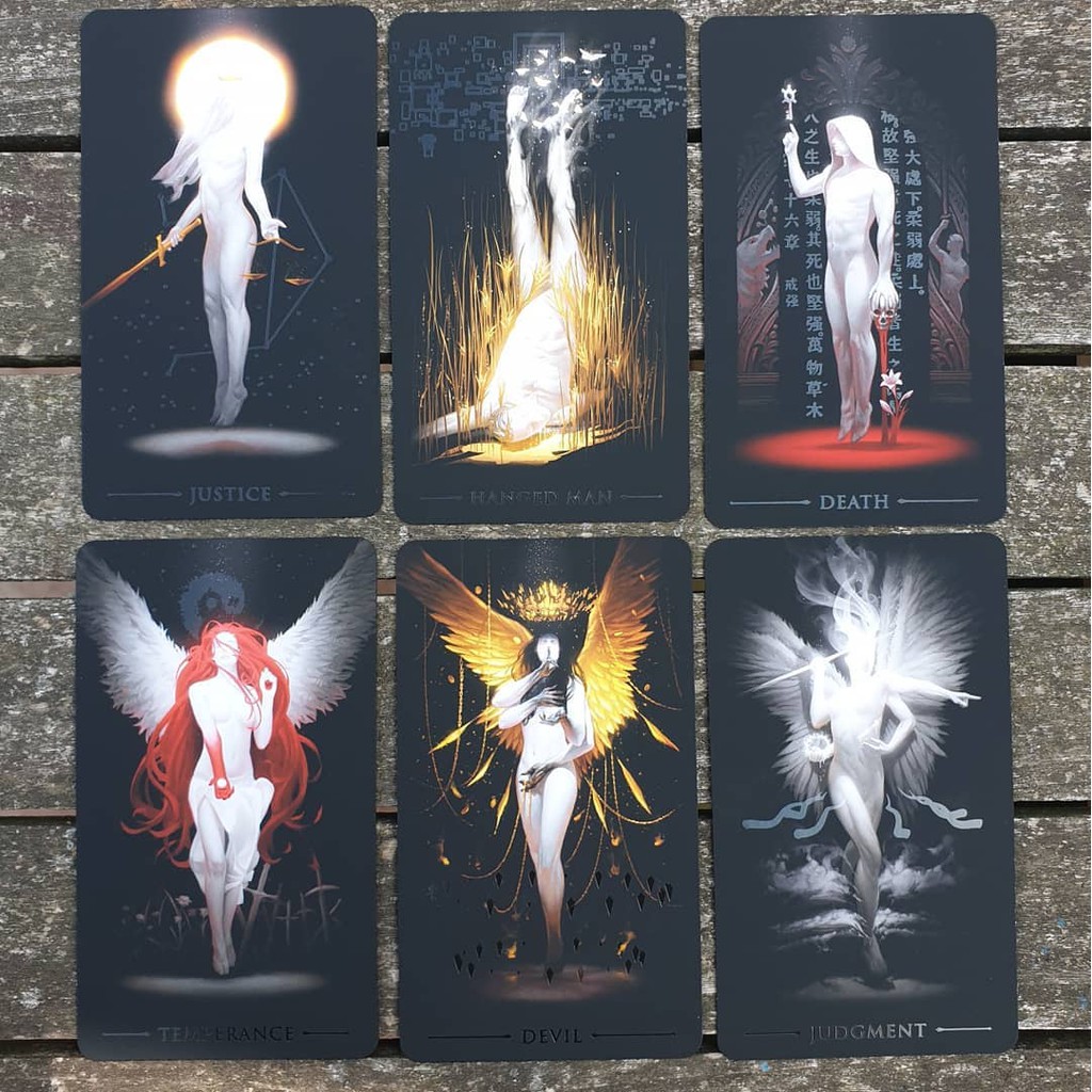 Bộ bài True Black Tarot