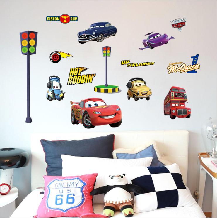 Decal dán tường cho bé trai - Vương quốc xe hơi Car McQueen (84 x 120 cm)