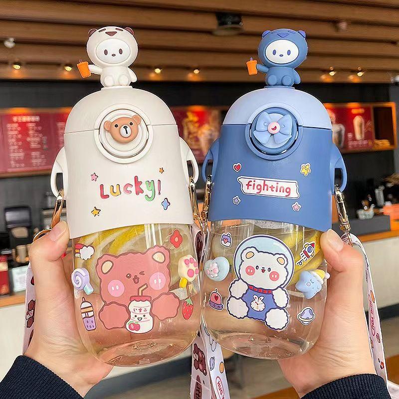 BÌNH ĐỰNG NƯỚC , SỮA NGỘ NGHĨNH KÈM DÂY ĐEO TIỆN LƠI CÓ TẶNG KÈM STICKER 600ML