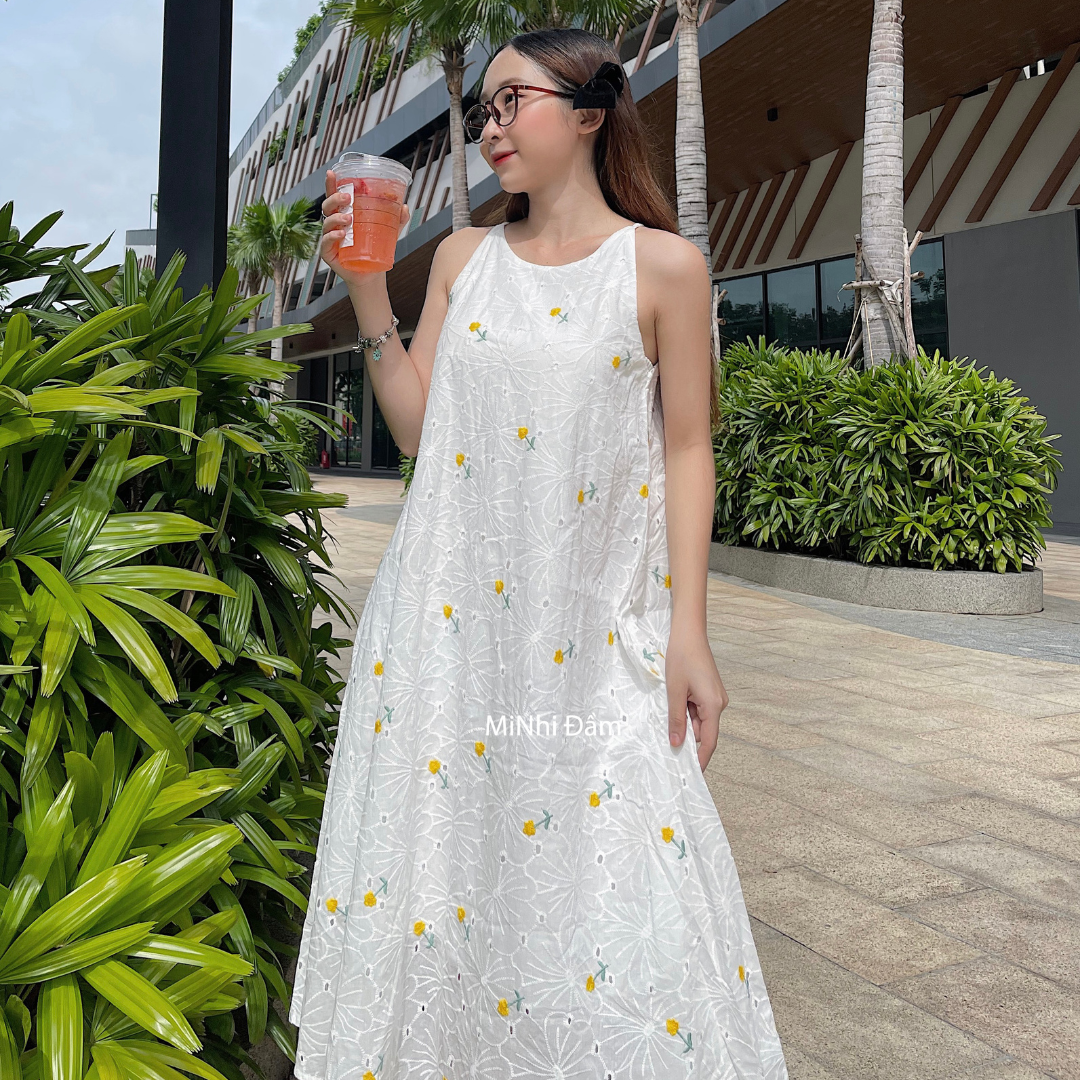 Đầm yếm dáng suông form rộng, Váy 2 dây màu trắng Cao Cấp kate thêu hoa nhí, sát nách cổ tròn MiNhi Đầm