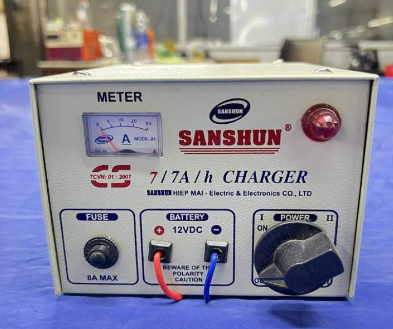 Sạc bình ắc quy 7A  6V-12V  dùng cho bình ắc quy 35Ampe trở xuống