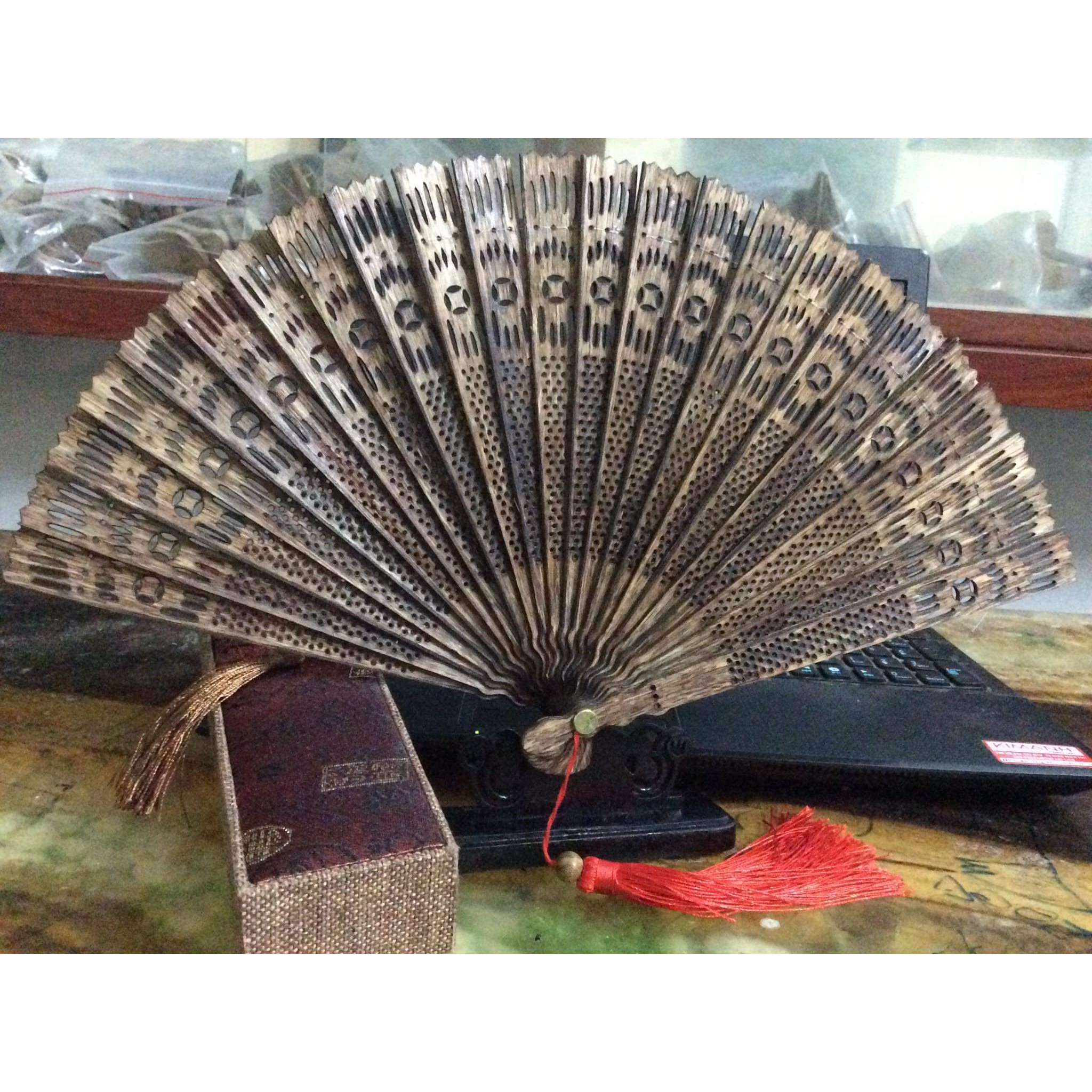 Quạt trầm hương trưng bày