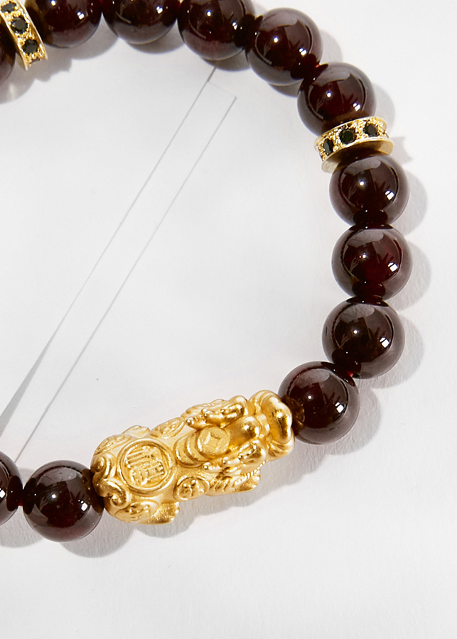 Vòng tay đá Garnet charm tỳ hưu bọc vàng 24k Ngọc Quý Gemstones