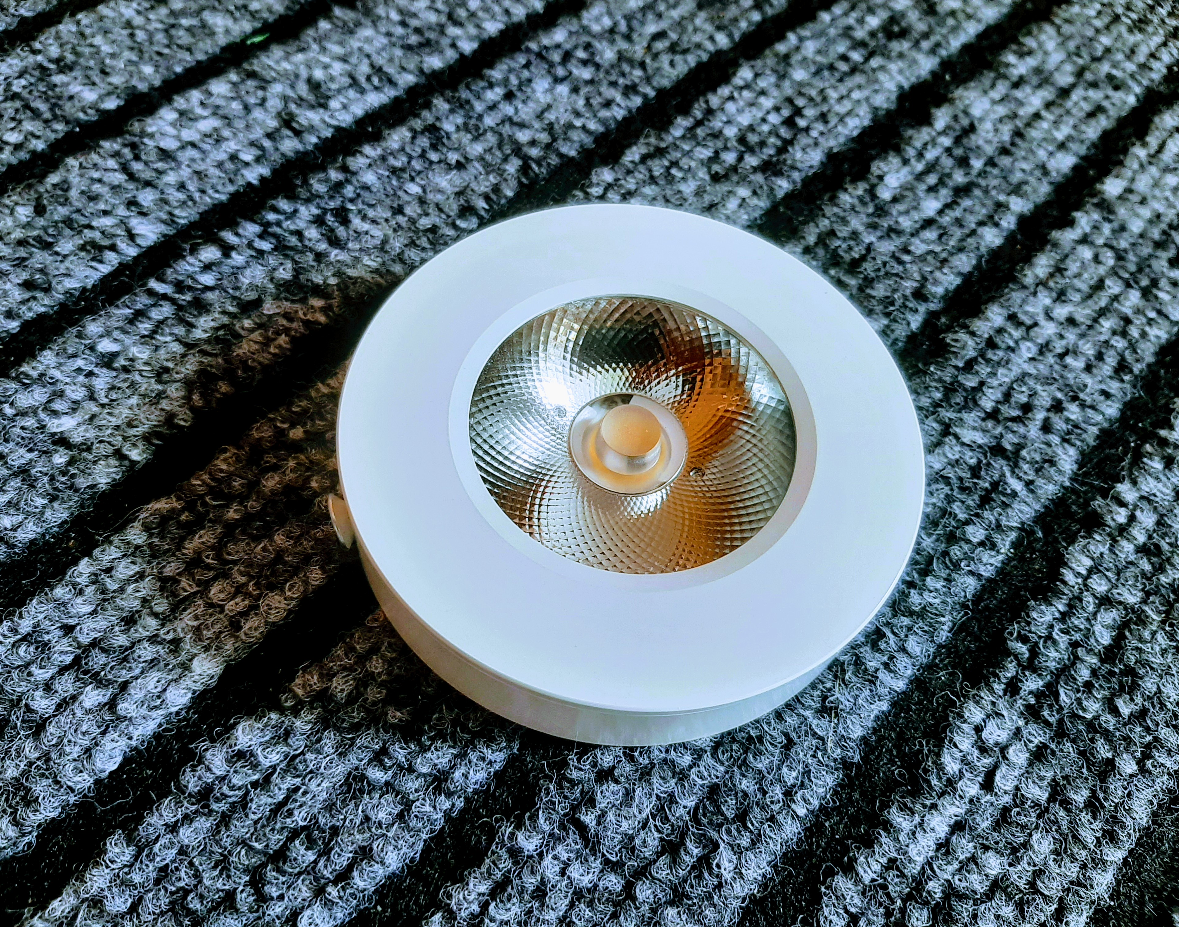 Đèn Led Ốp Nổi Trang Trí Tủ Rượu, Tủ Bếp, Kệ Trưng Bày, Tủ Quần Áo Công Suất 5W Vỏ Vàng