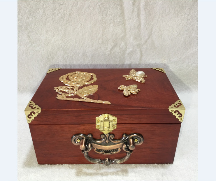Hộp đựng con dấu - hộp trang sức gỗ hương gắn bông hoa vàng size 19cm có khóa chốt vàng