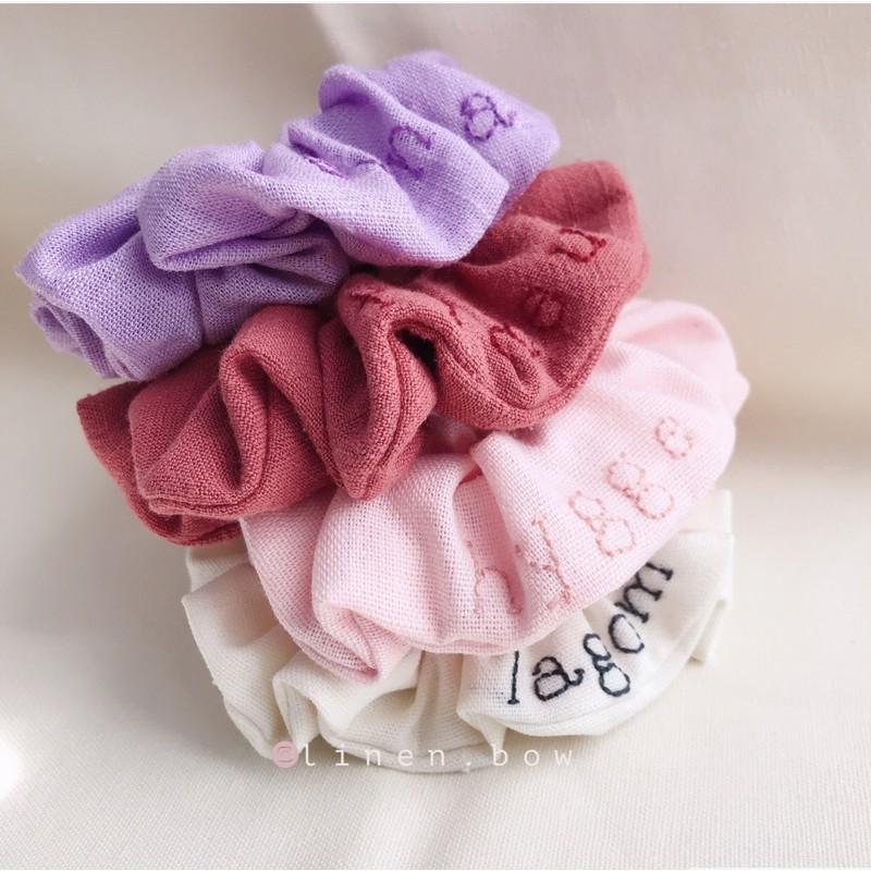 Scrunchies thêu chữ tối giản