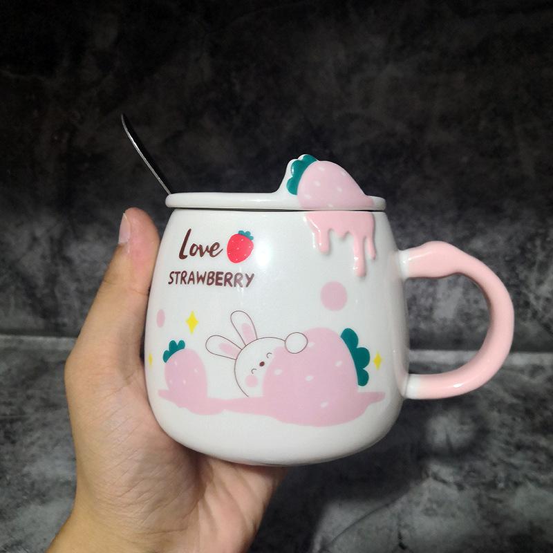Ly sứ trắng họa tiết cute, Cốc sứ uống cà phê, Quà lưu niệm, cute thỏ stawberry, kèm muỗng và nắp trái dâu 380ml