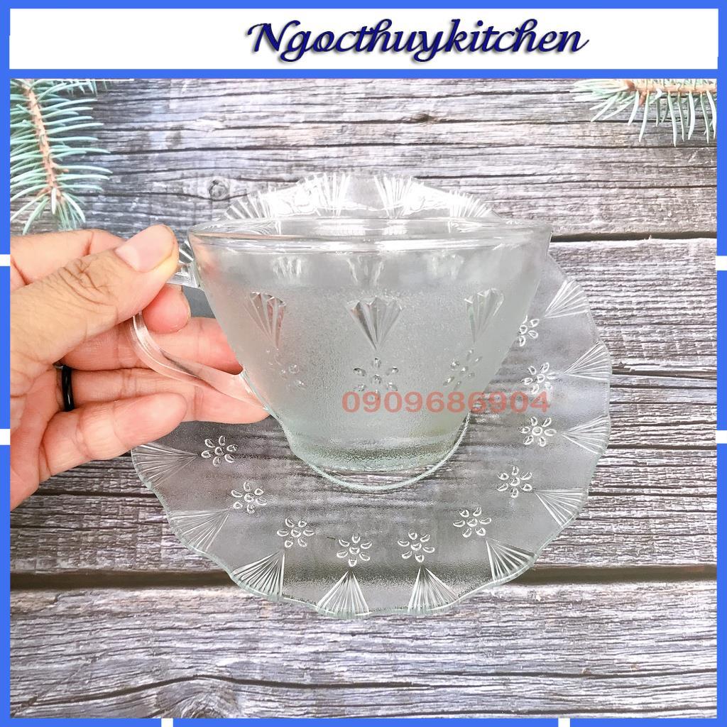 Tách trà kèm dĩa in hoa văn sang trọng