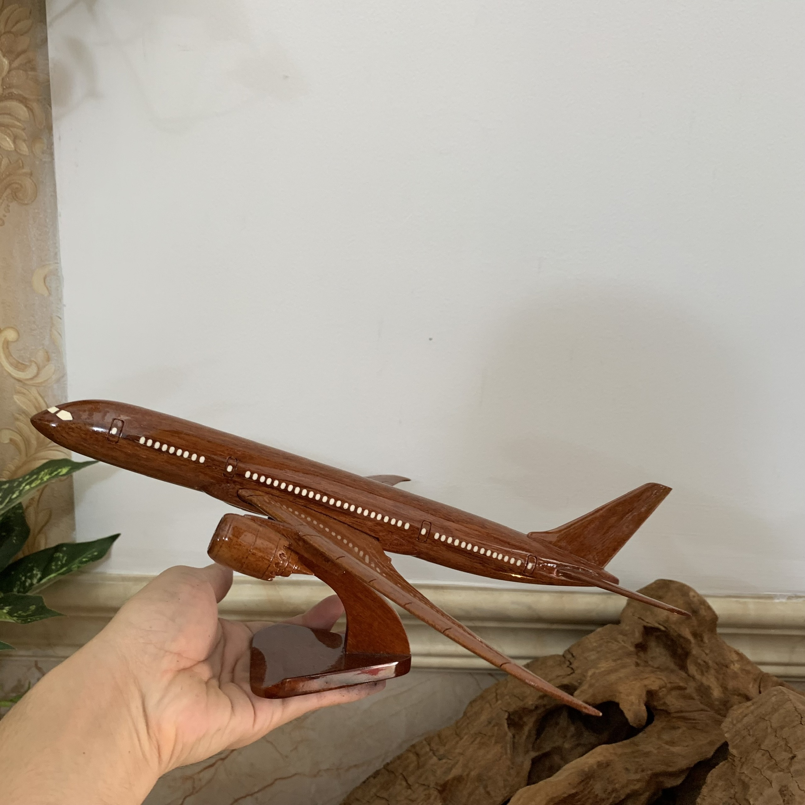 Mô hình gỗ máy bay gỗ Boeing B787 trang trí nhà cửa quà tặng trưng bày - Cỡ nhỏ dài 30cm - Gỗ tự nhiên