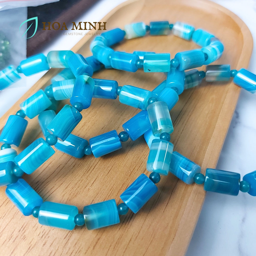 Vòng tay phong thủy đá Mã Não xanh biển có vân dạng lu thống size 8.6 x 12 li xen kẽ viên tròn mã não