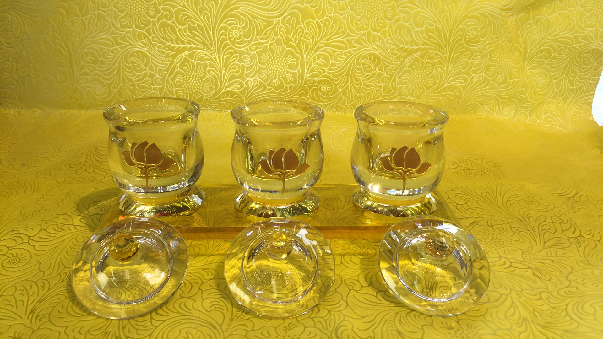 Bộ ba chóe nước cúng dường
