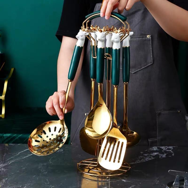 Bộ dụng cụ nấu ăn nhà bếp treo muôi muỗng sạn bằng vàng 6 món - Set giá sạn hươu vàng treo mạ vàng