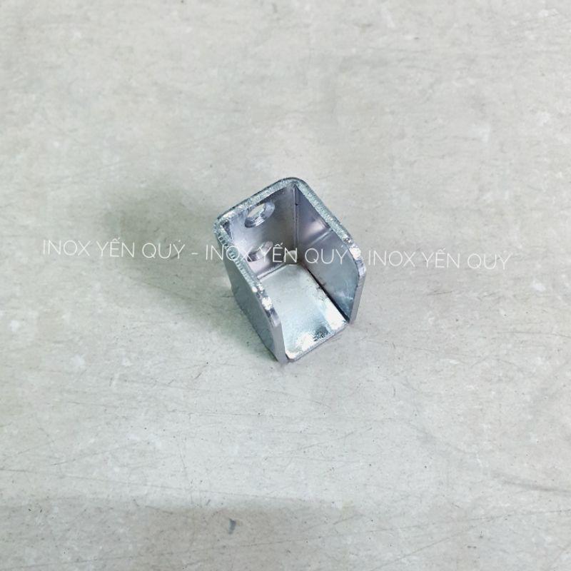 Giá đỡ thanh treo quần áo cho shop thời trang - tay đỡ thanh hộp 15 x 30 mm cốc đỡ thanh treo quần áo