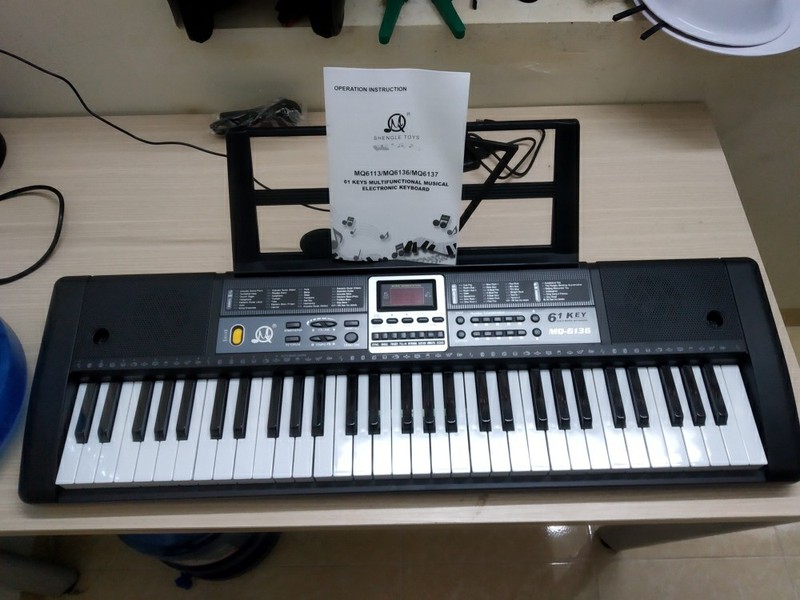 Đàn piano điện 61 phím kèm sạc, micro và giá đỡ nhạc lý