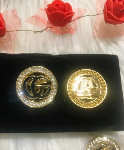 Cài áo tròn phối logo đính đá. KT 2,5 x 2,5cm