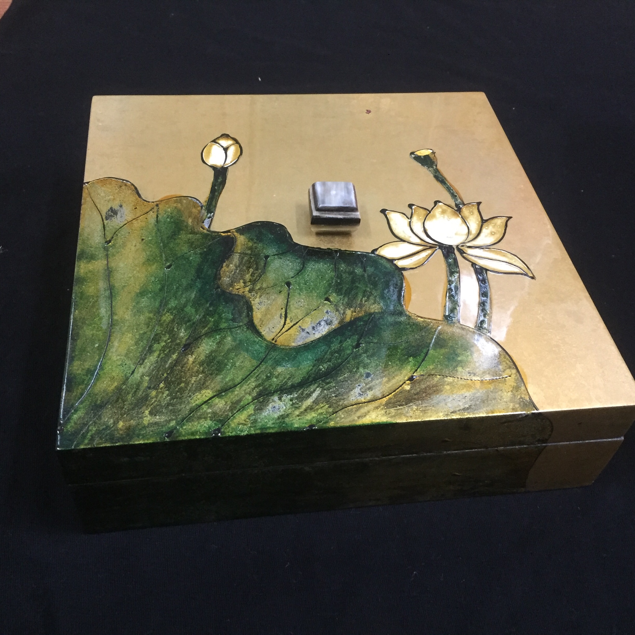 Hộp Mứt Sơn Mài Mỹ Nghệ Vuông 30cm x 30cm -Vẽ hoa sen (hình thật -Sản phẩm làm kỹ )