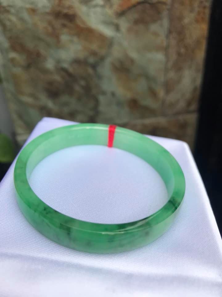 VÒNG CẨM THẠCH VIP BẢN VUÔNG LÝ 50MM RẤT SANG ĐẸP BẢN CAO 10mm X DẦY 5mm 100% ĐÁ CẨM THẠCH THIÊN NHIÊN  MÀU XANH LÁ TƯƠI ĐIỂM LÝ BÓNG ĐẸP NỮ 45kg-52kg ĐEO Ạ