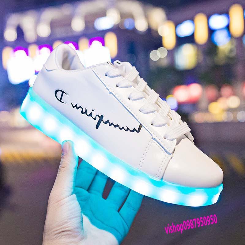Giày phát sáng màu trắng chữ hàn nhịp tim ngược phát sáng 7 màu 8 chế độ đèn led cực đẹp cá tính Hàn Quốc