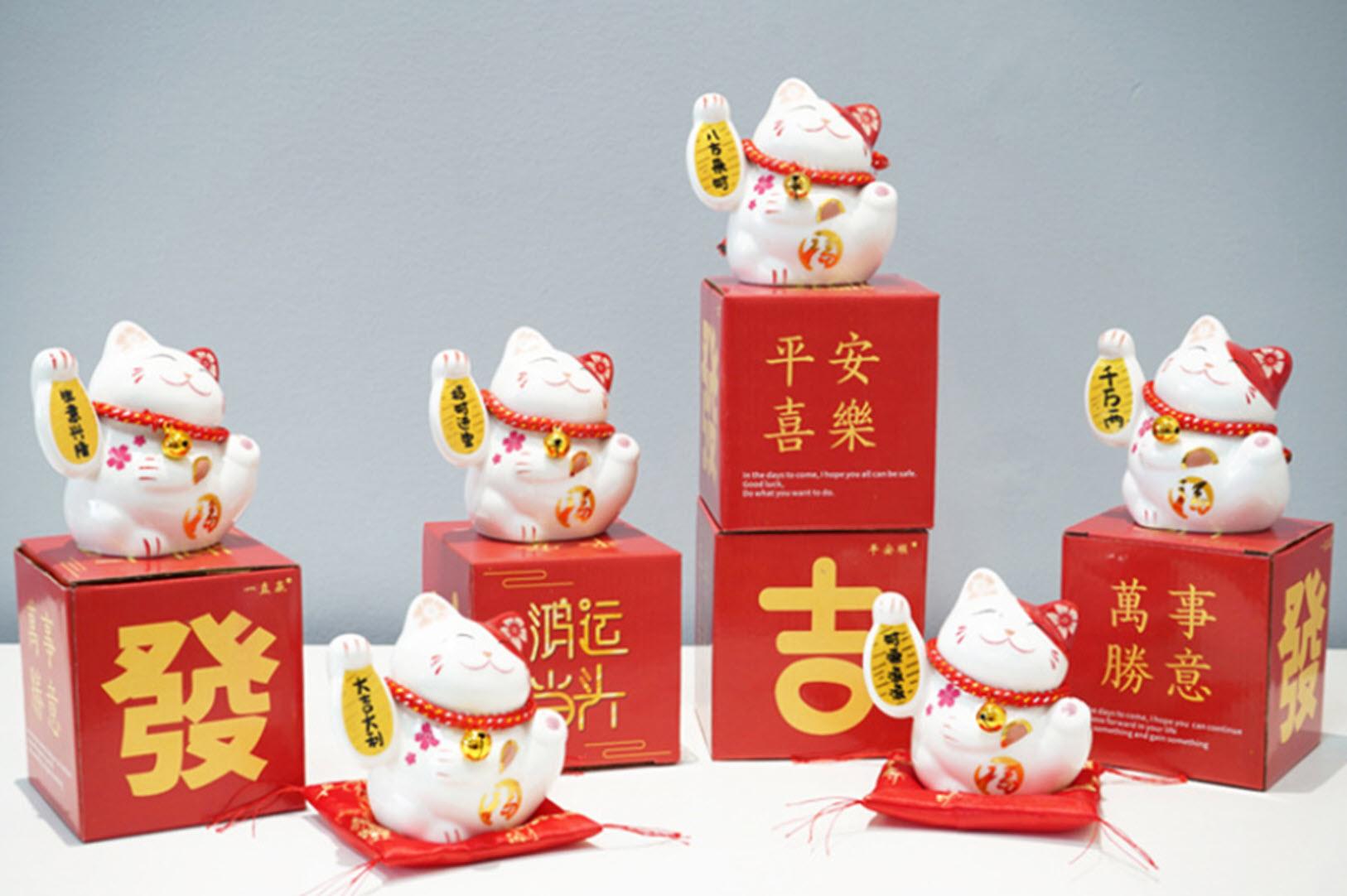 Mèo Thần Tài Maneki Neko May Mắn kèm đệm lót bằng sứ kiêm ống heo Trang Trí , Bàn Làm Việc , Xe Hơi