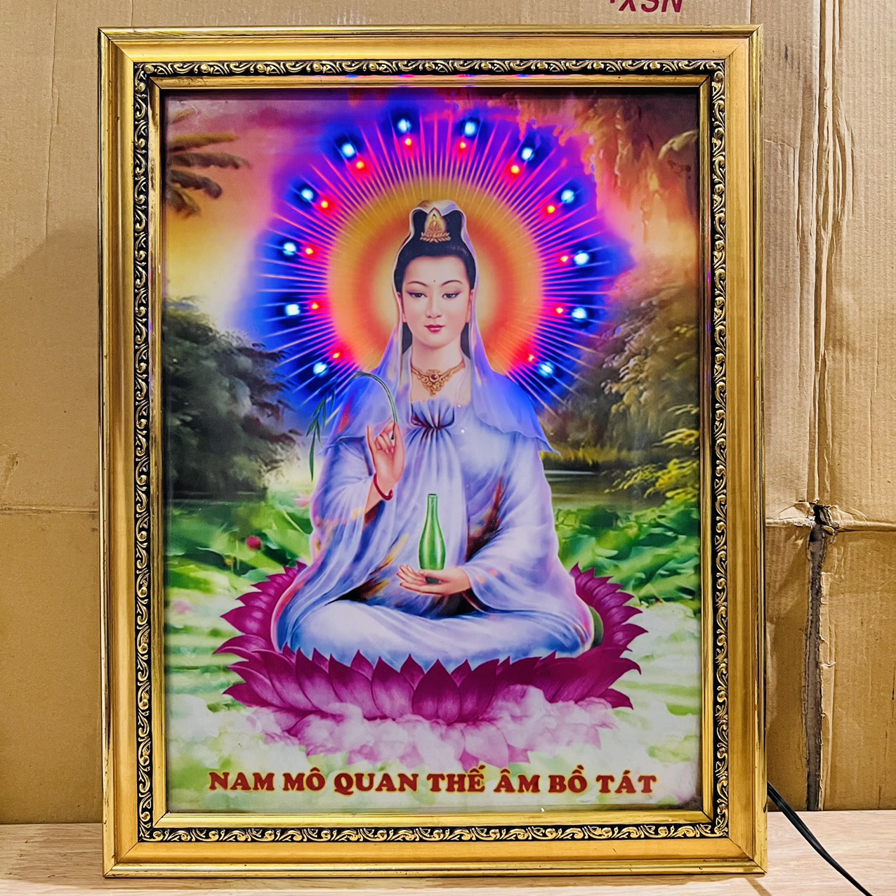 Tranh Quan Thế Âm Bồ Tát cầu bình an cho gia đình – Có đèn CAO 45CM