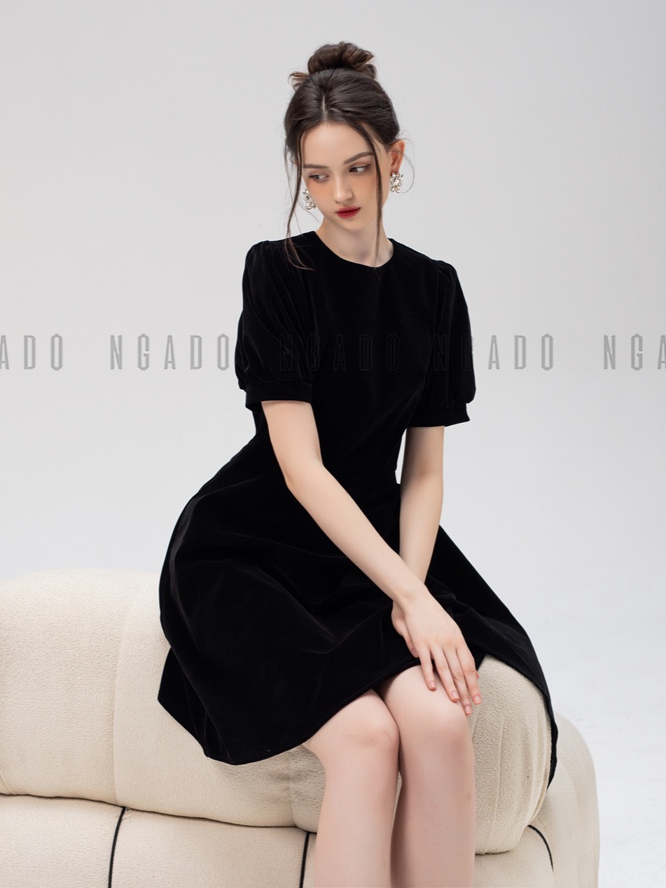 Đầm đen cổ tròn NGADO