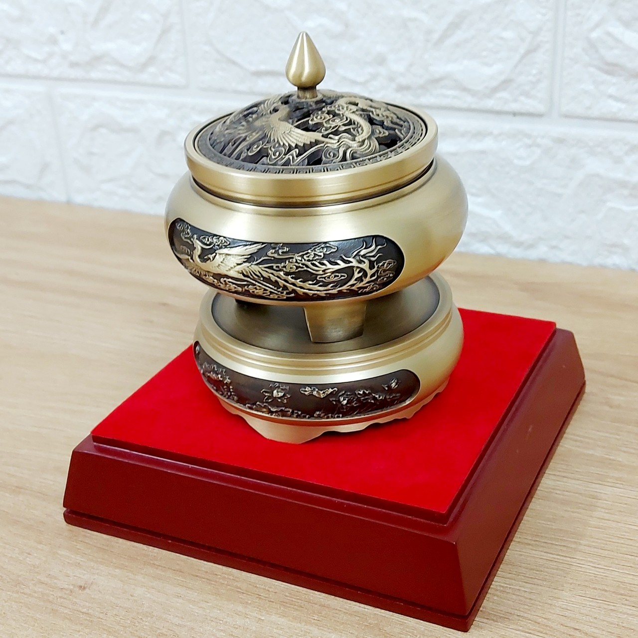 Lư xông trầm hương bằng đồng chạm hoa văn tinh xảo