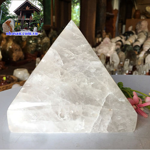 Kim tự tháp đá thạch anh trắng tự nhiên khử tia ác xạ T482 nặng 980gr kích thước 10.5x9.5 (cm) – vật phẩm phong thủy may mắn