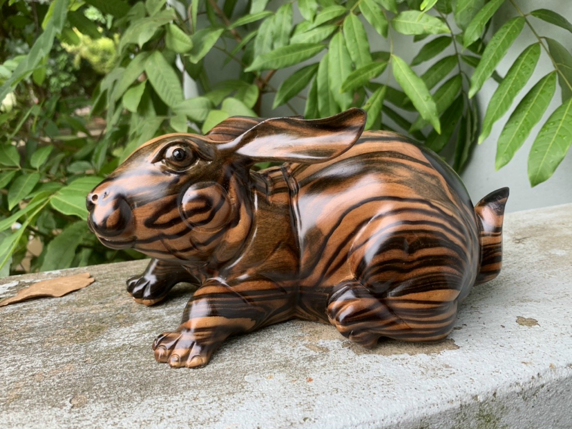 Tượng con thỏ phong thủy bằng gỗ mun hoa kt 23×12×12,5cm