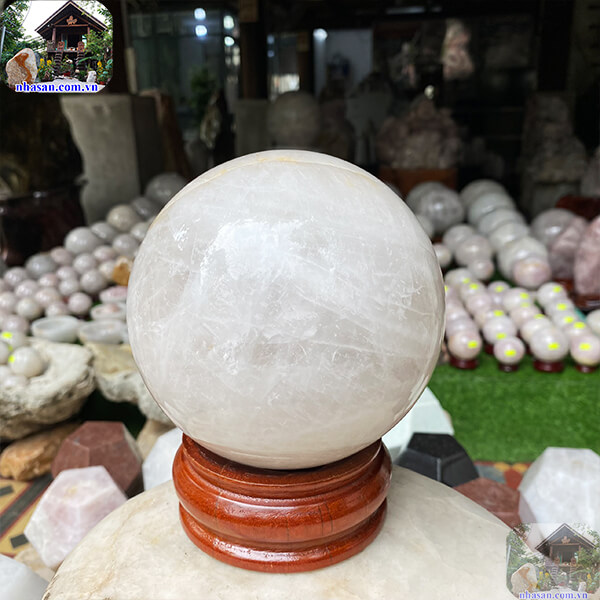 Quả cầu thạch anh trắng hút và giải tỏa năng lượng-13cm-3.36kg-QC1051