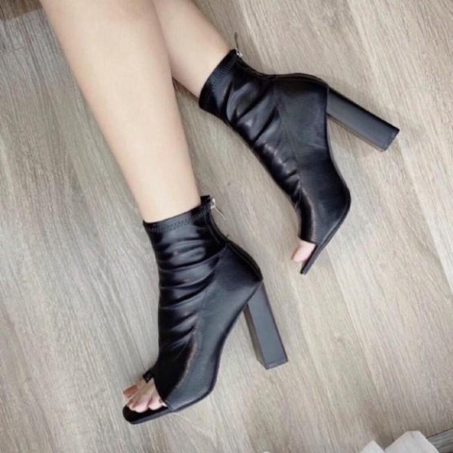 Boots Nữ, Giày Boots Nữ Thời Trang Da Mềm Đế Vuông Cao 7Cm Thiết Kế Hở Mũi Màu Đen Siêu Hot Minhtushoes Giày Nữ