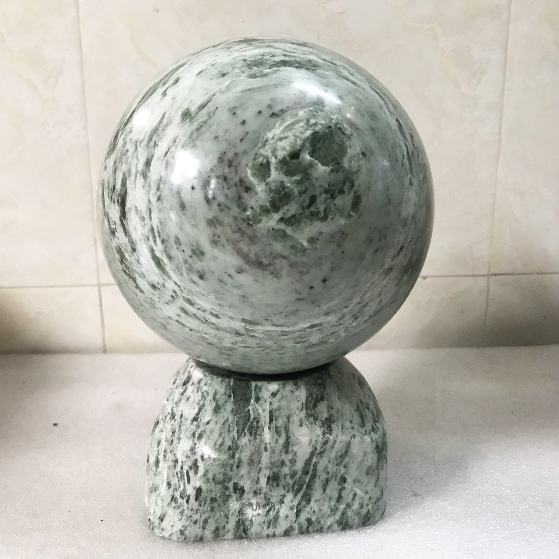 Quả cầu phong thủy đá tự nhiên đường kính 13 cm nặng 4 kg cho người mệnh Hỏa và Mộc. ngọc serpentine